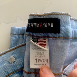 Skinny jeans with premade rips